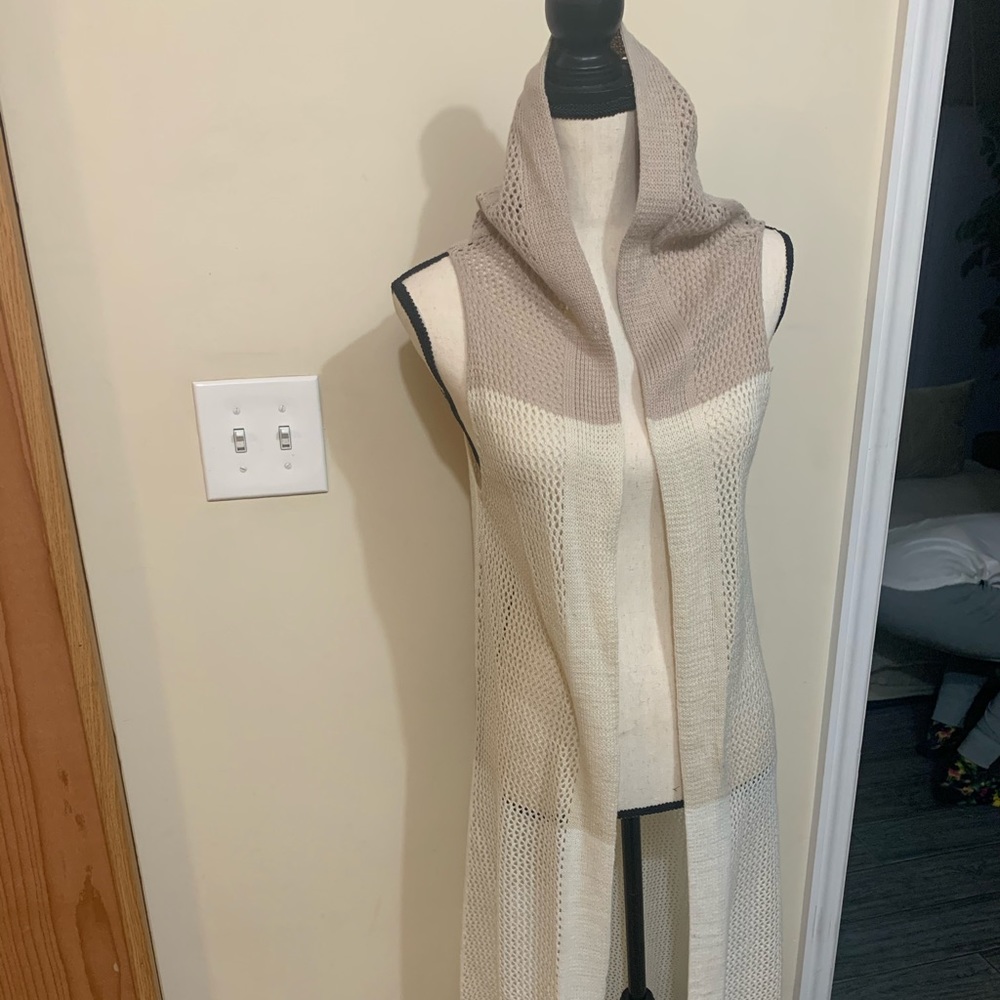 Long sleeveless vest. Nude, creme, beige.